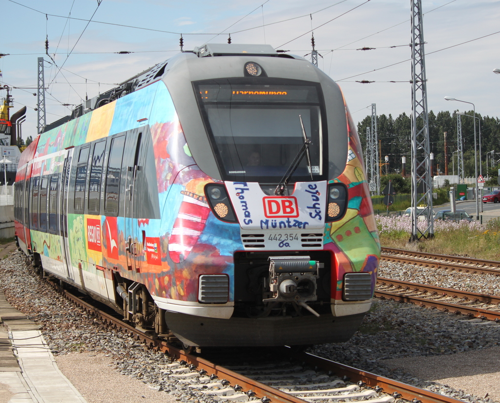 442 354 als S1(Rostock-Warnemnde)bei der Einfahrt im Bahnhof Warnemnde.16.07.2016