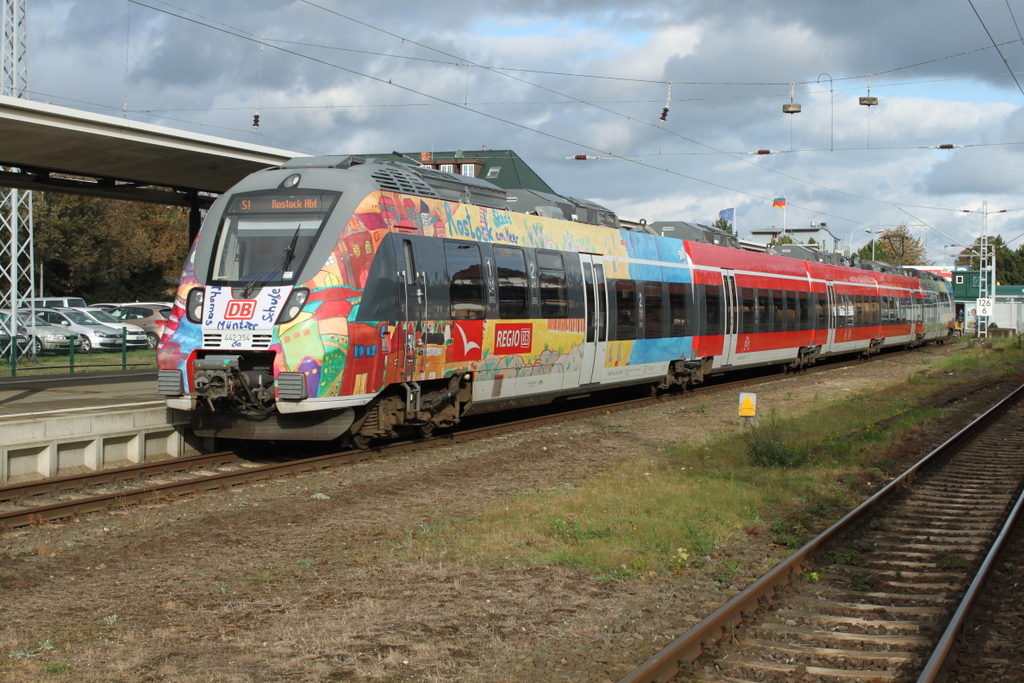 442 354 als S1(Warnemnde-Rostock)kurz vor der Ausfahrt im Bahnhof Warnemnde.08.10.2016