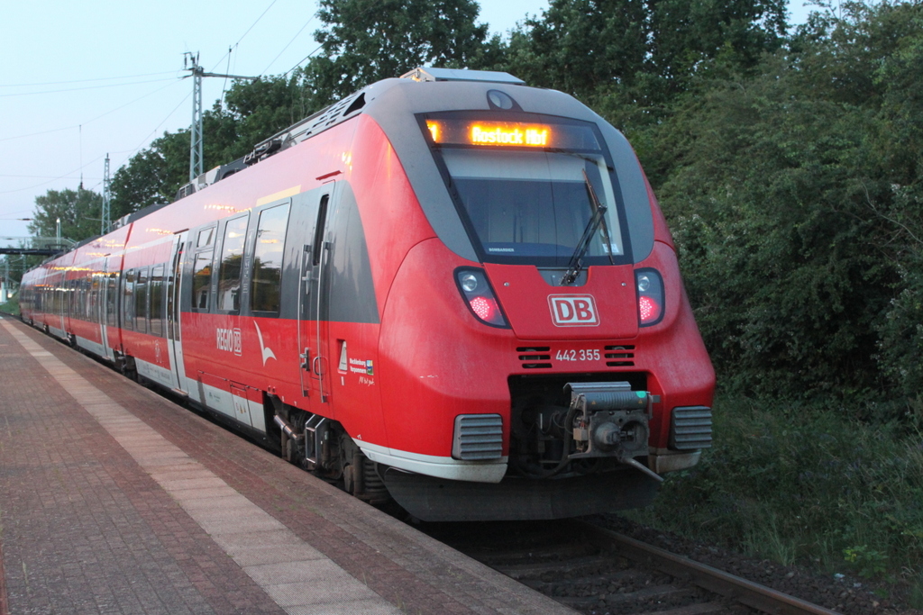 442 355 als S1(Warnemünde-Rostock)kurz vor der Ausfahrt um 04:19 Uhr in Rostock-Bramow.23.06.2019