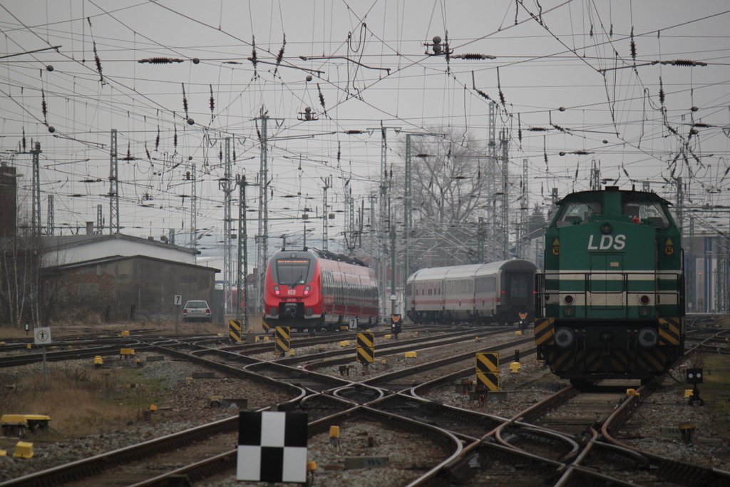 442 356 als RB 12 von Rostock Hbf nach Ribnitz-Damgarten West bei der Ausfahrt am 20.02.2015 im Rostocker Hbf recht´s steht LDS-Lok 6
 Weiser Beer 