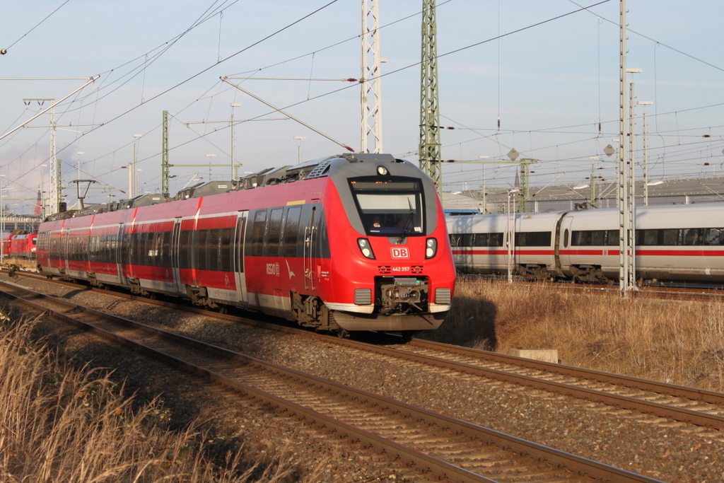 442 357 als S3(Warnemünde-Güstrow)bei der Ausfahrt im Rostocker Hbf.16.12.2016