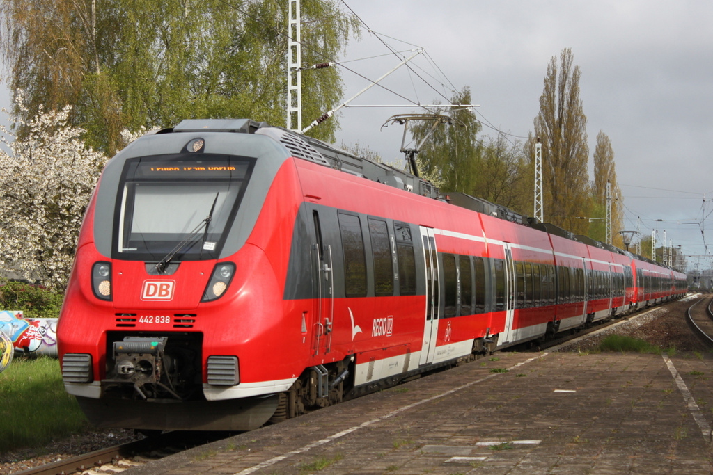 442 838-9+442 858-7+442 840 als Sonderzug 13292 von Warnemnde nach Berlin-Ostbahnhof bei der Durchfahrt im Haltepunkt Rostock-Holbeinplatz.04.05.2016