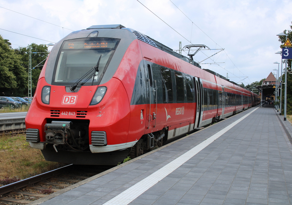 442 843 als S2(Warnemünde-Rostock)kurz vor der Ausfahrt in Warnemünde.02.07.2023