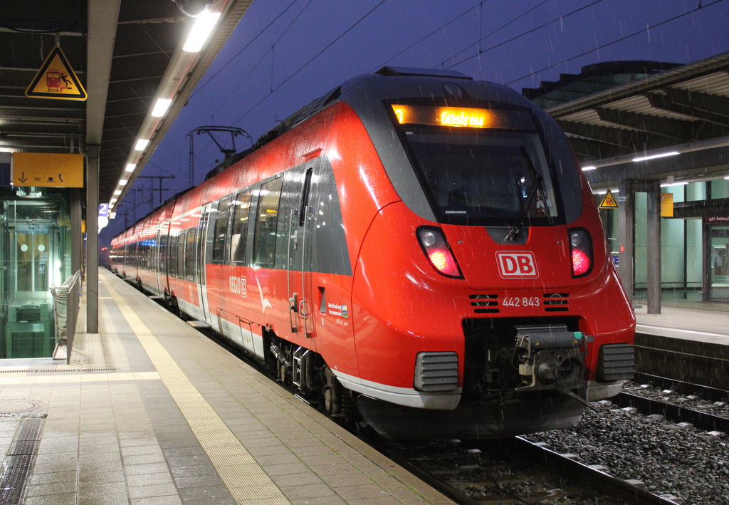 442 843 mit S3(Warnemünde-Güstrow)kurz vor der Ausfahrt um 08.07 Uhr im Rostocker Hbf.09.01.2021