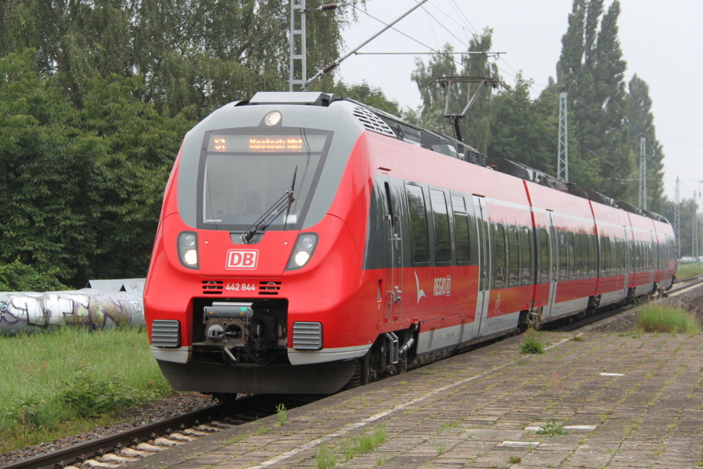 442 844 als S1(Warnemünde-Rostock)bei der Einfahrt im Haltepunkt Rostock-Holbeinplatz.12.08.2016