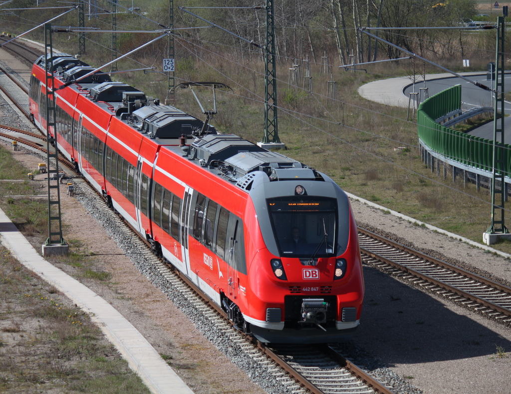 442 847-0 als S2 von Gstrow nach Warnemnde bei der Einfahrt im Haltepunkt Warnemnde Werft.12.04.2014