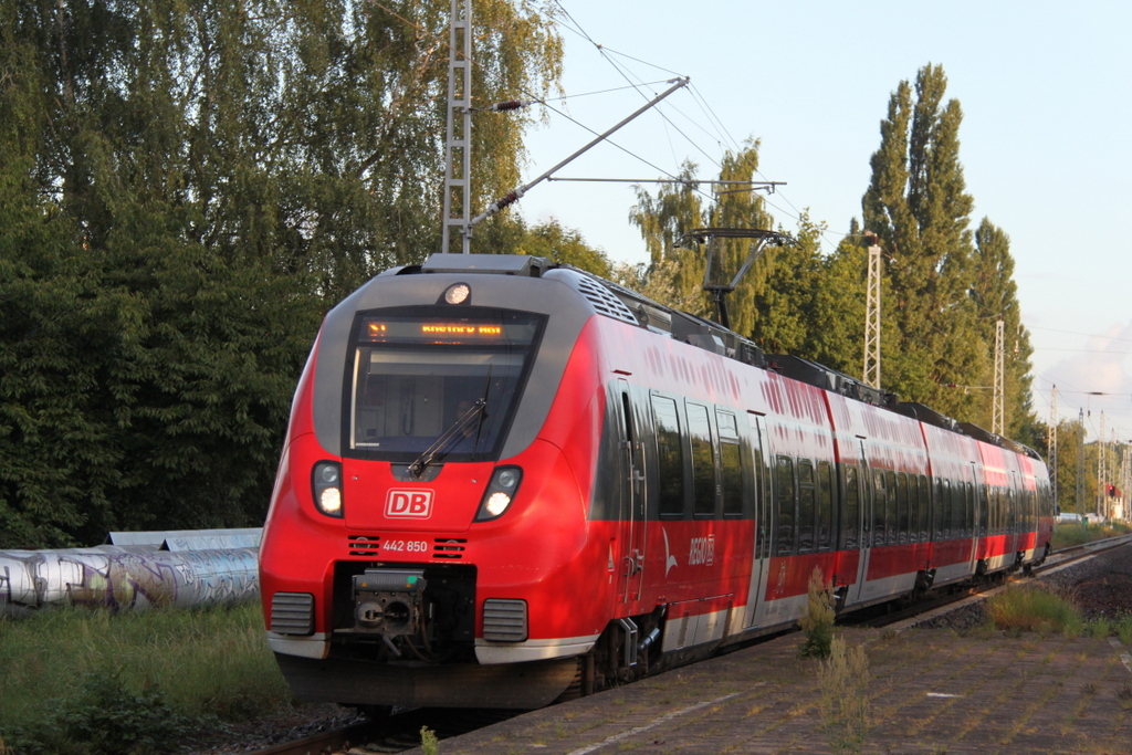 442 850 als S1(Warnemnde-Rostock)bei der Einfahrt im Haltepunkt Rostock-Holbeinplatz.02.09.2016