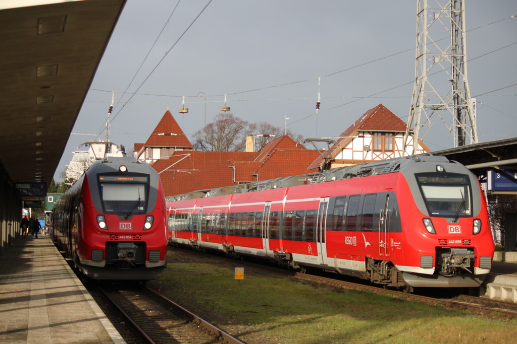 442 851-2 stand am 02.01.2015 als S2 von Warnemnde nach Gstrow im Bahnhof Warnemnde.