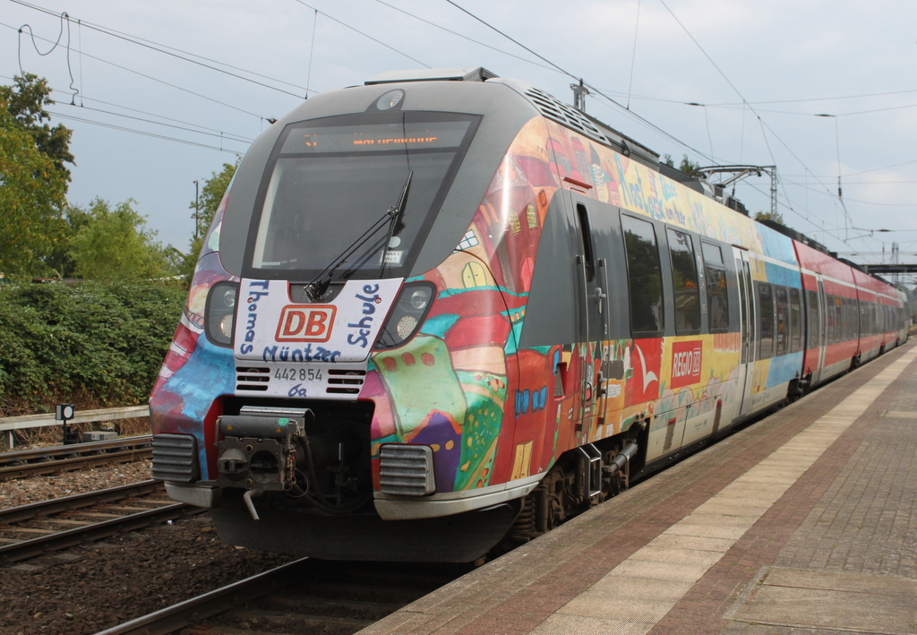 442 854-6 als S1(Rostock-Warnemünde)bei der Ausfahrt im Haltepunkt Rostock-Bramow.24.08.2018