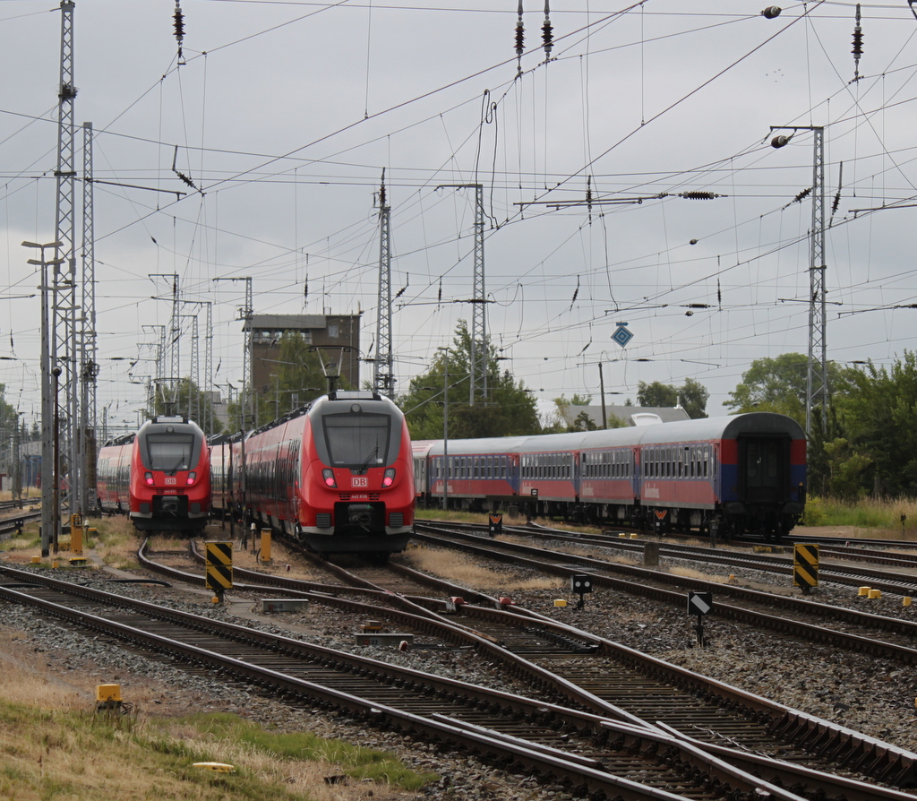 442 857-9+442 838-9 abgestellt im Rostocker Hbf recht´s stehen zustzliche Wagen fr die Kreuzfahrer-Sonderzge Warnemnde-Berlin.