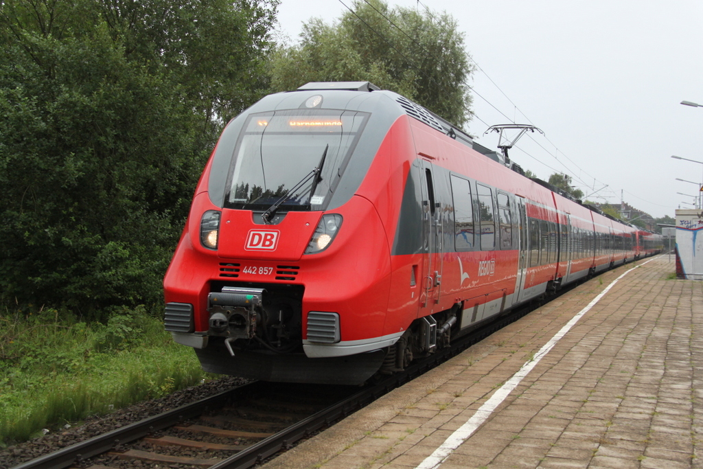 442 857+442 840 als S1(Rostock-Warnemnde)kurz vor der Ausfahrt im Haltepunkt Rostock-Holbeinplatz.12.08.2016