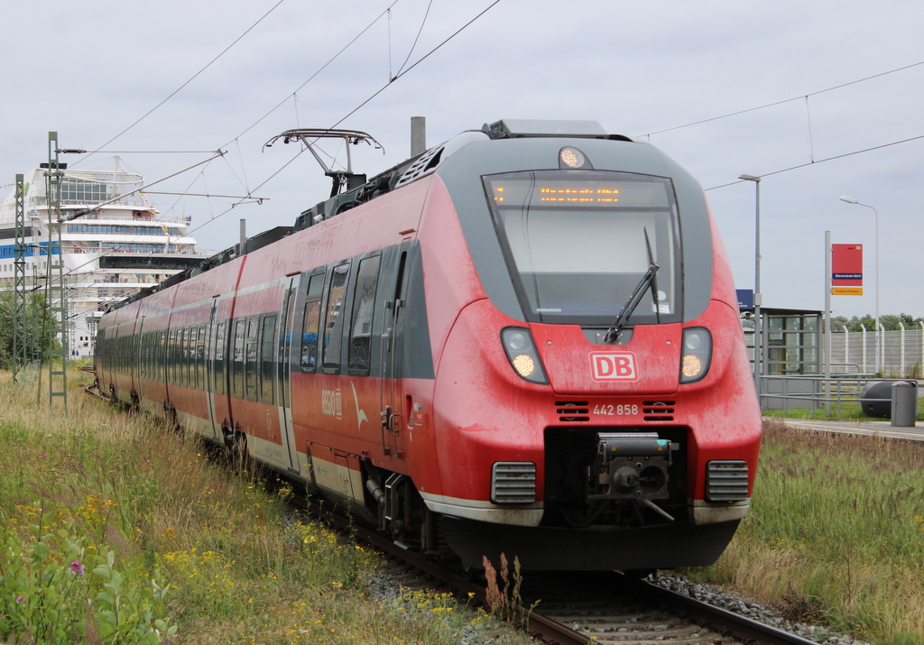 442 858 als S1(Warnemünde-Rostock)bei der Einfahrt in Warnemünde-Werft.22.06.2024