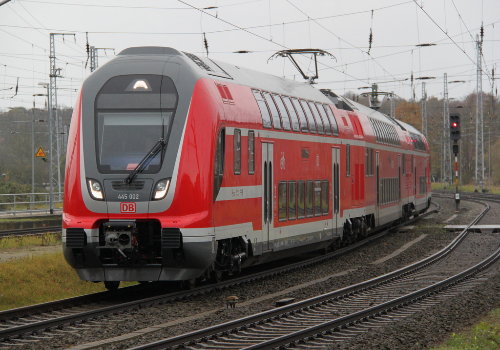 445 002-2+Twindexxwagen DBpza 782.1+445 010-5 als S1 von Warnemünde nach Rostock Hbf bei der Einfahrt im Rostocker Hbf.10.11.2017