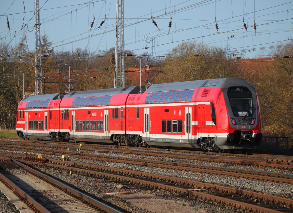 445 002-2+Twindexxwagen DBpza 782.1+445 010-5 als S3 von Güstrow nach Warnemünde bei der Ausfahrt im Rostocker Hbf.17.11.2017