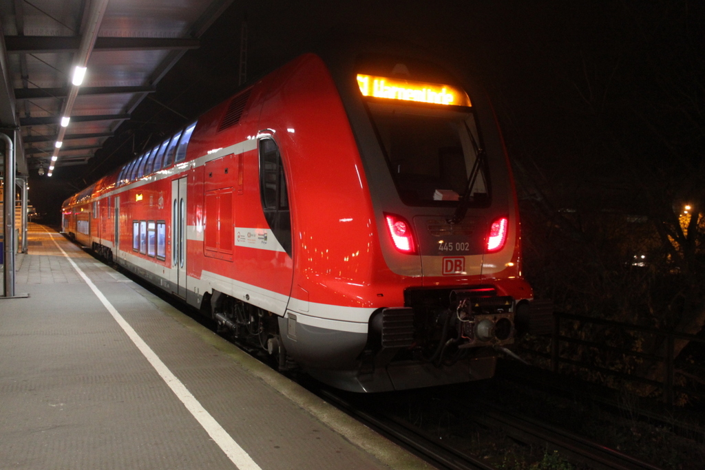 445 002-2+Twindexxwagen DBpza 782.1+445 010-5 als S1 von Rostock Hbf nach Warnemünde kurz vor der Ausfahrt um 06:08 Uhr im Haltepunkt Rostock-Holbeinplatz.01.12.2017