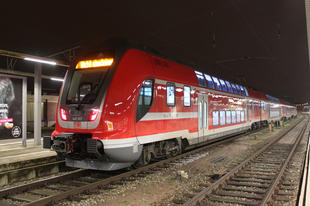 445 007-1+Twindexxwagen DBpza 782.1+445 009-7 als RE 4360 von Elsterwerda nach Rostock Hbf kurz nach der Ankunft im Rostocker Hbf.12.01.2018