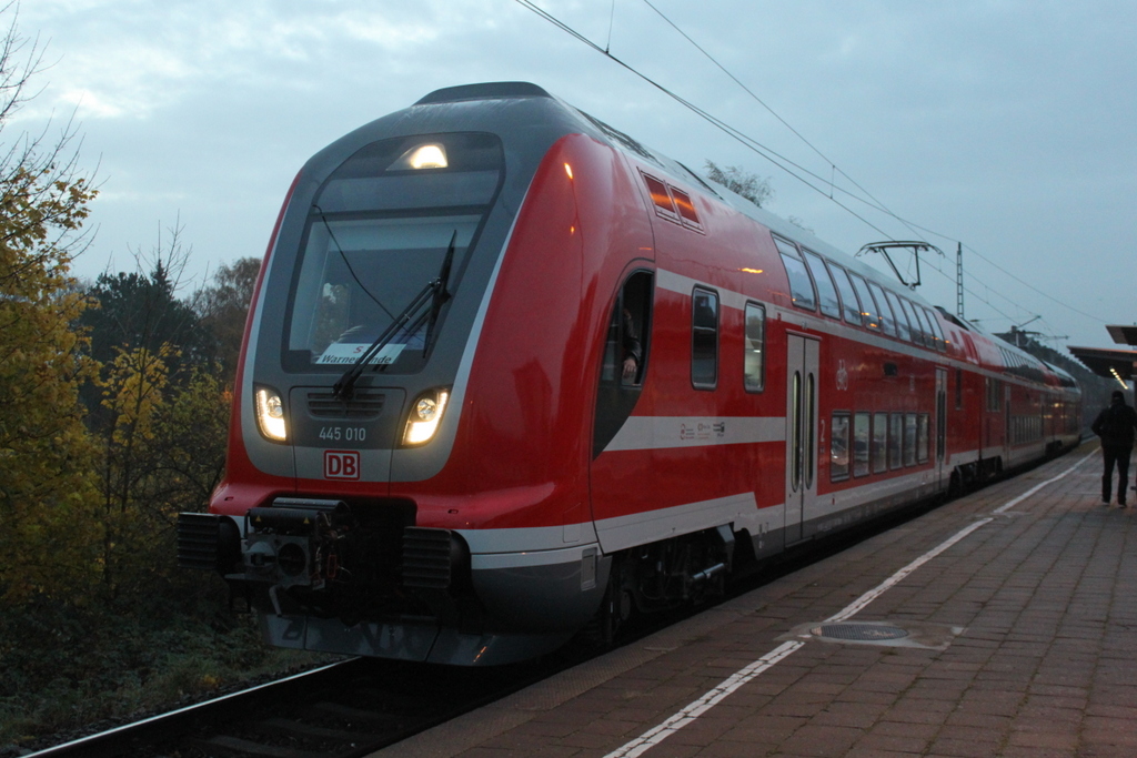 445 010-5+Twindexxwagen DBpza 782.1+445 002-2 als S3 von Rostock Hbf nach Warnemünde am Hp Rostock-Holbeinplatz.10.11.2017