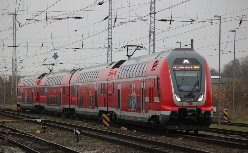 445 010 als RE 4356(Elsterwerda-Rostock)bei der Einfahrt im Rostocker Hbf.11.12.2020