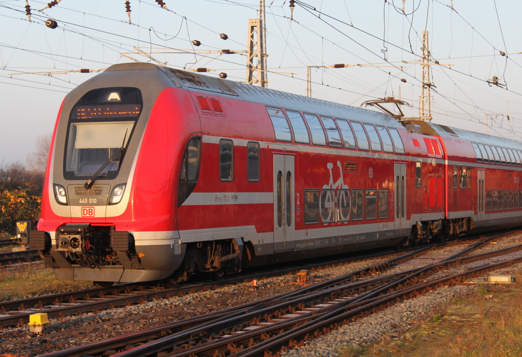 445 010 als RE 5(RE4357)von Rostock Hbf nach Elsterwerda bei der Ausfahrt im Rostocker Hbf.17.11.2018