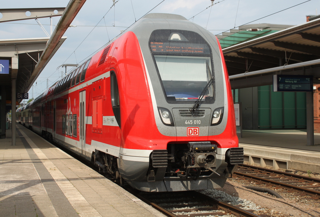 445 010 als RE5 (RE 4361)von Rostock Hbf nach Berlin Südkreuz bei der Ausfahrt im Rostocker Hbf.17.08.2018