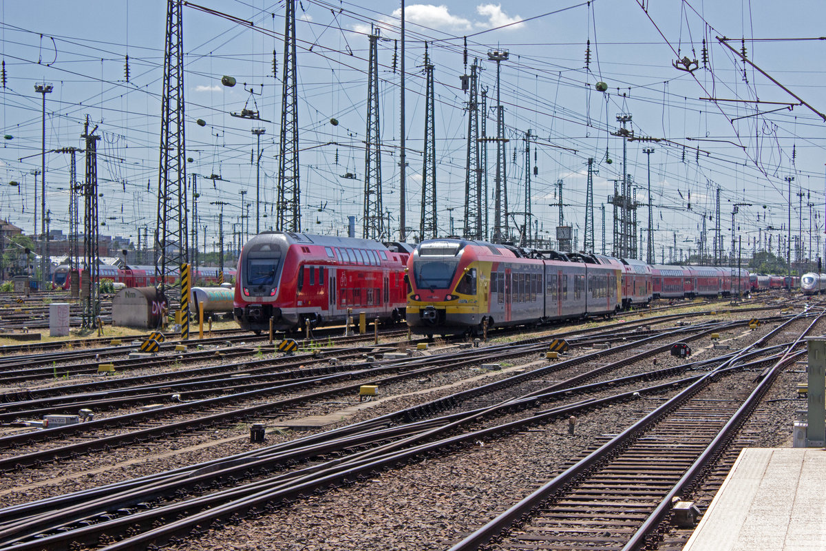 446 013 und der HLB-FLIRT 427 541 in der Abstellung im Vorfeld des Frankfurter Hbf.