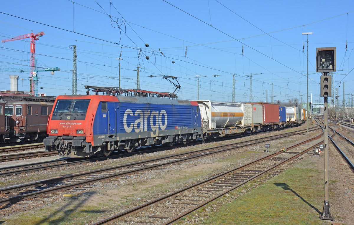 474 018-9 mit einem Containerzug am 11.03.2017 in Basel Bad Bf 
