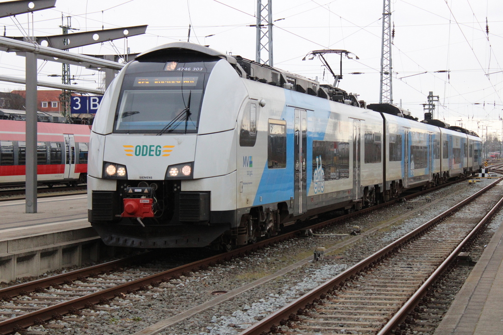 4746 303 als RE 76364 von Ostseebad Binz nach Rostock Hbf bei der Einfahrt im Rostocker Hbf.25.02.2022 