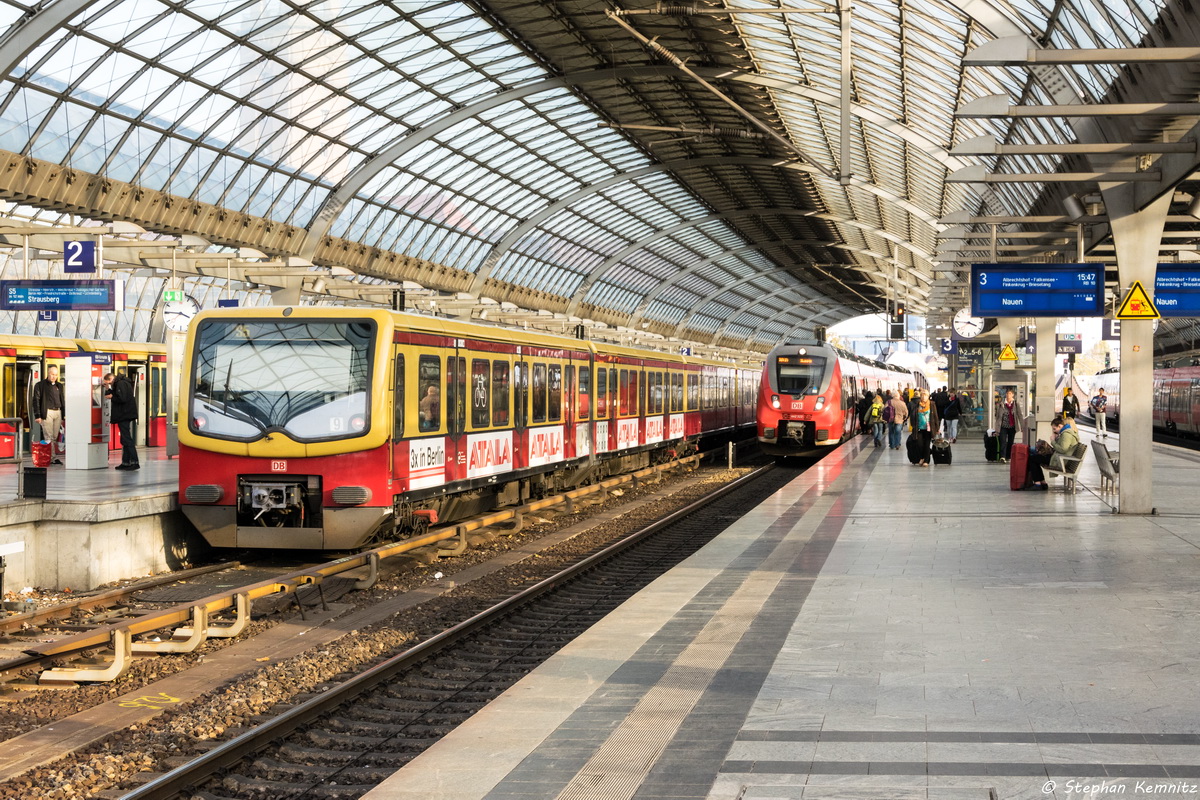 481 053-7  ATALA  S-Bahn Berlin als S5 (S 5099) von Berlin-Spandau nach Strausberg und 442 322-4 als RB10 (RB 18970) von Berlin Hbf (tief) nach Nauen in Berlin-Spandau. 24.10.2015