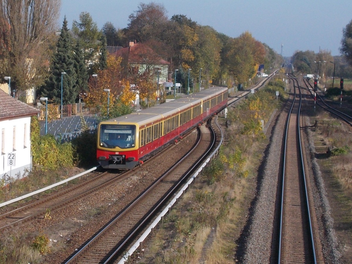 481 233-5 kam,am 27.Oktober 2014,von Strausberg Nord in die Station Fredersdorf gefahren.