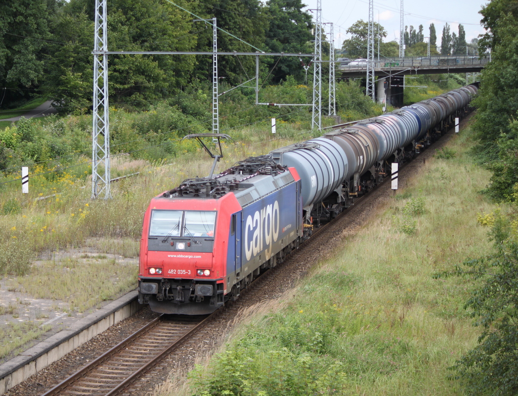 482 035-3 mit Kesselwagen bei der Durchfahrt als Falschfahrer im Haltepunkt Rostock-Kassebohm.25.08.2017