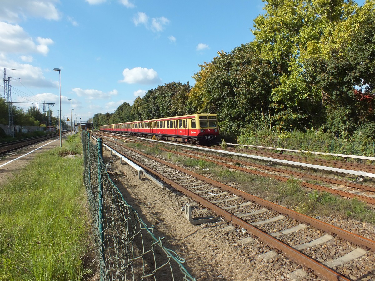 485 015 f�hrt am Zugschluss einer Vierfachtraktion (=Vollzug) der Linie S3 in den Bahnhof Karlshorst ein.
S3 -> Ostkreuz