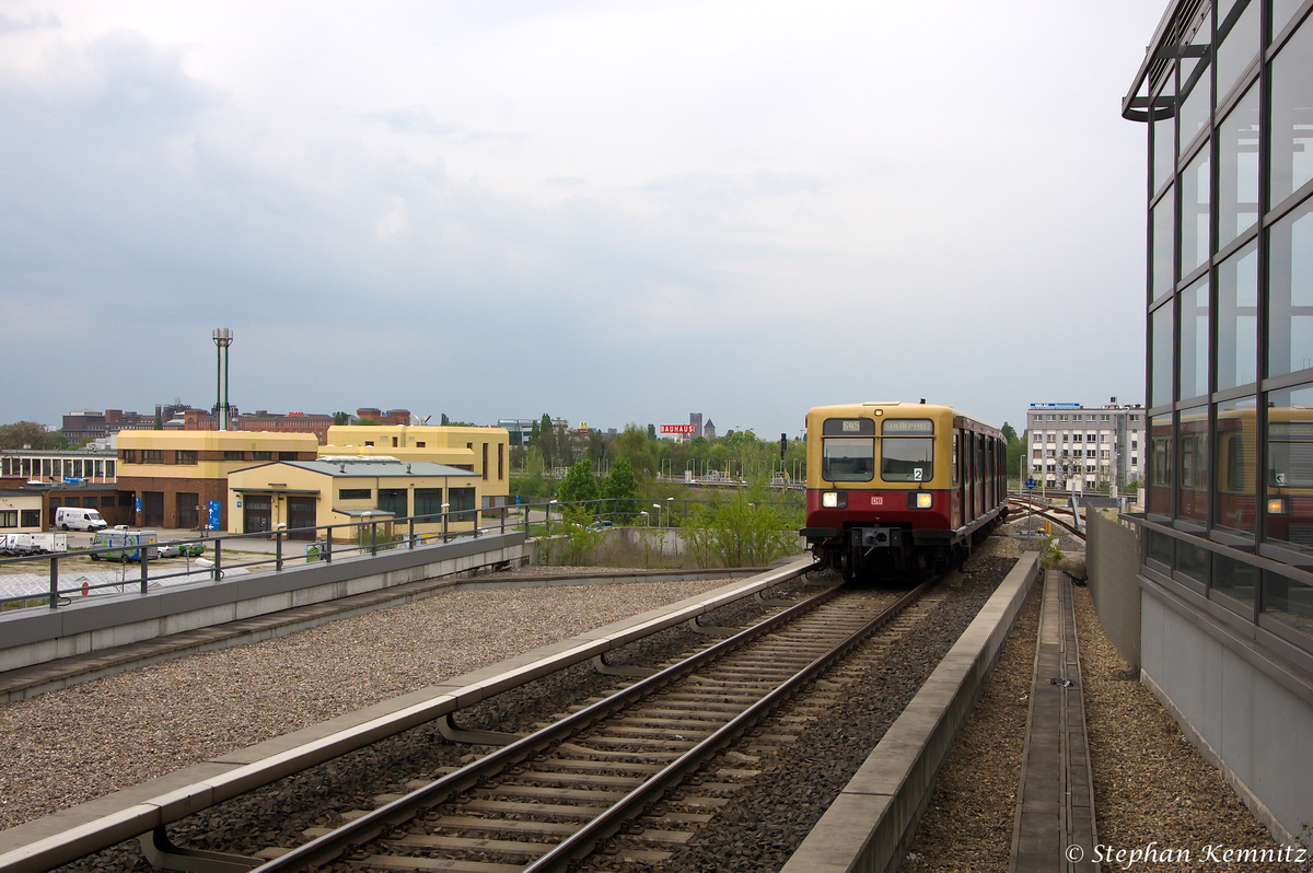 485 078-0 S-Bahn Berlin als S45 (S 45084) von Berlin-Schönefeld Flughafen nach Berlin Südkreuz, bei der Einfahrt in die Endstation Berlin Südkreuz. 22.04.2014 (Fotostandpunkt war das Bahnsteigende gewesen)