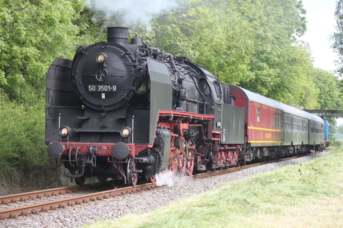 50 3501-9+346 001-6(hinten)mit PRE 81257 von Bergen auf Rgen bei der Einfahrt in Putbus.31.05.2015