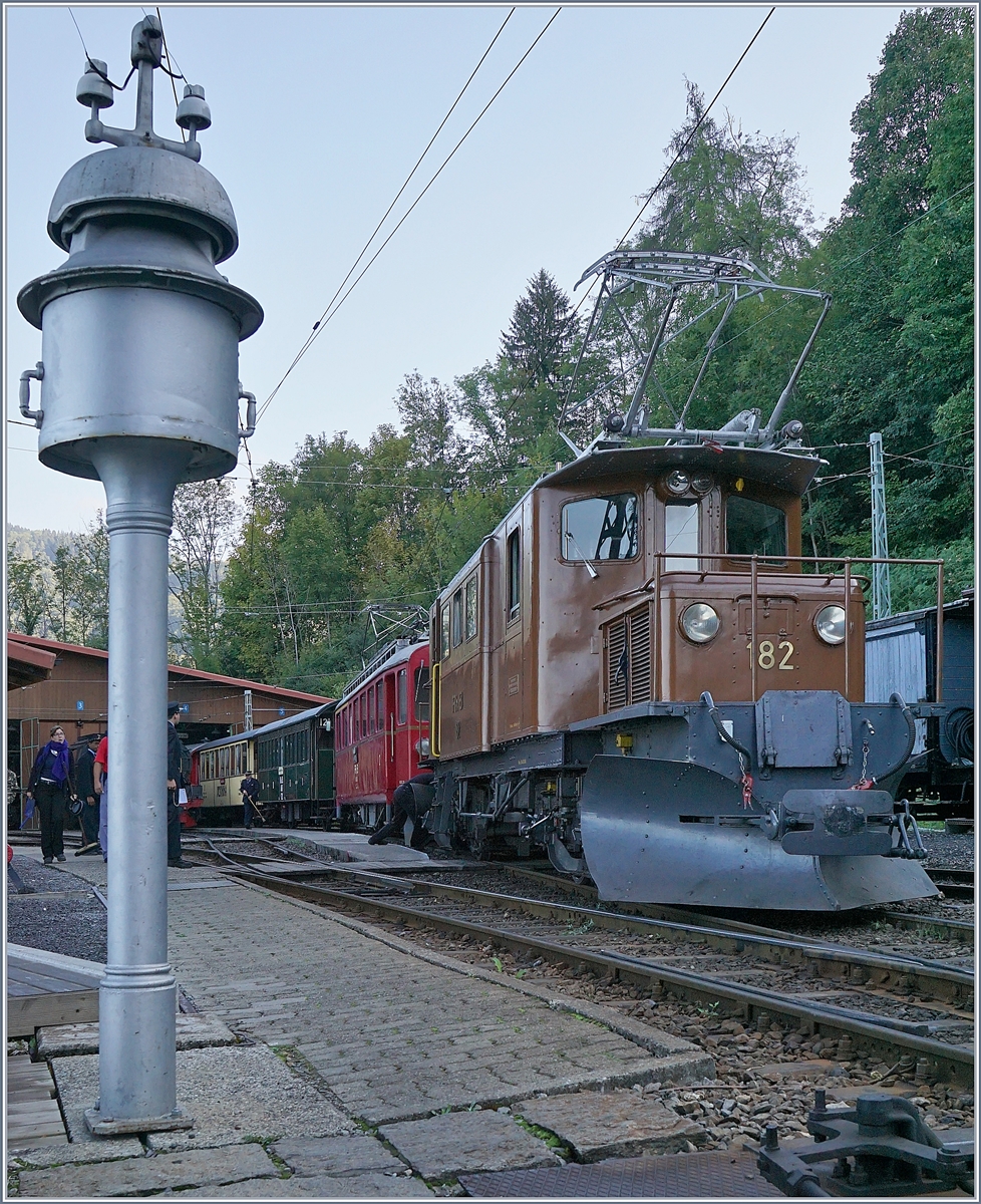 50 Jahre Blonay Chamby - MEGA BERNINA FESTIVAL Der erste Zug des Tages, ja des ganzen Bernina Festivals ist nun fr die Fahrt nach Chamby und Montreux bereit.  
Chaulin, den 8. Sept. 2018