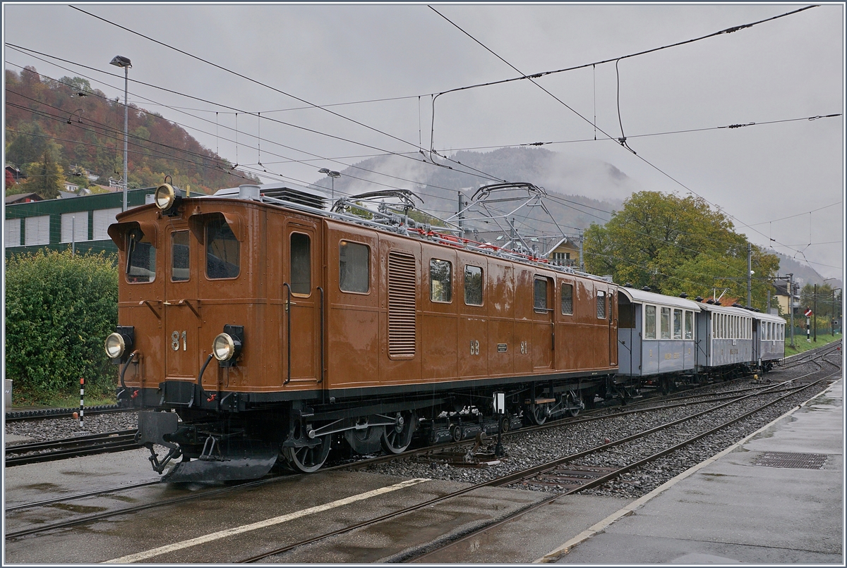 50 Jahre Blonay-Chamby Bahn - und zum Abschluss gab es noch einmal herrliche Moment, wie z.B. die BB Ge 4/4 81 mit dem perfekt passenden Reisezugwagen.

Blonay, den 28. Okt. 2018 