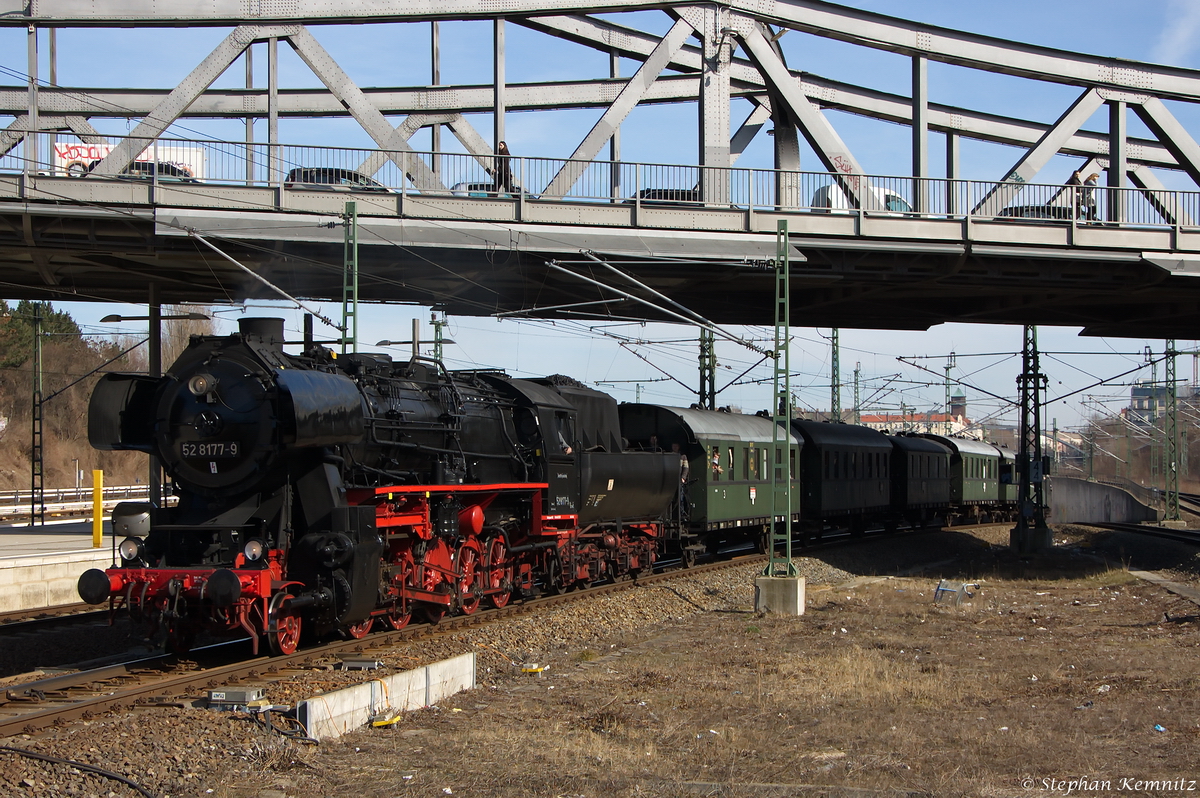 52 8177-9 Dampflokfreunde Berlin mit dem Dampfsonderzug  Stadtpendel  (SDZ 25491) von Berlin-Lichtenberg nach Potsdam Hbf, bei der Einfahrt in Berlin Gesundbrunnen. 08.03.2015 