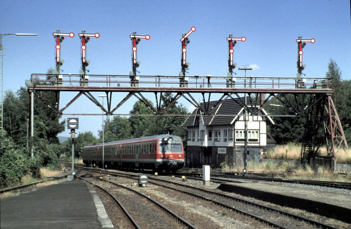 614 078-4 fährt aus Bad Harzburg unter der Formsignal-Brücke aus, am 31.07.1999.