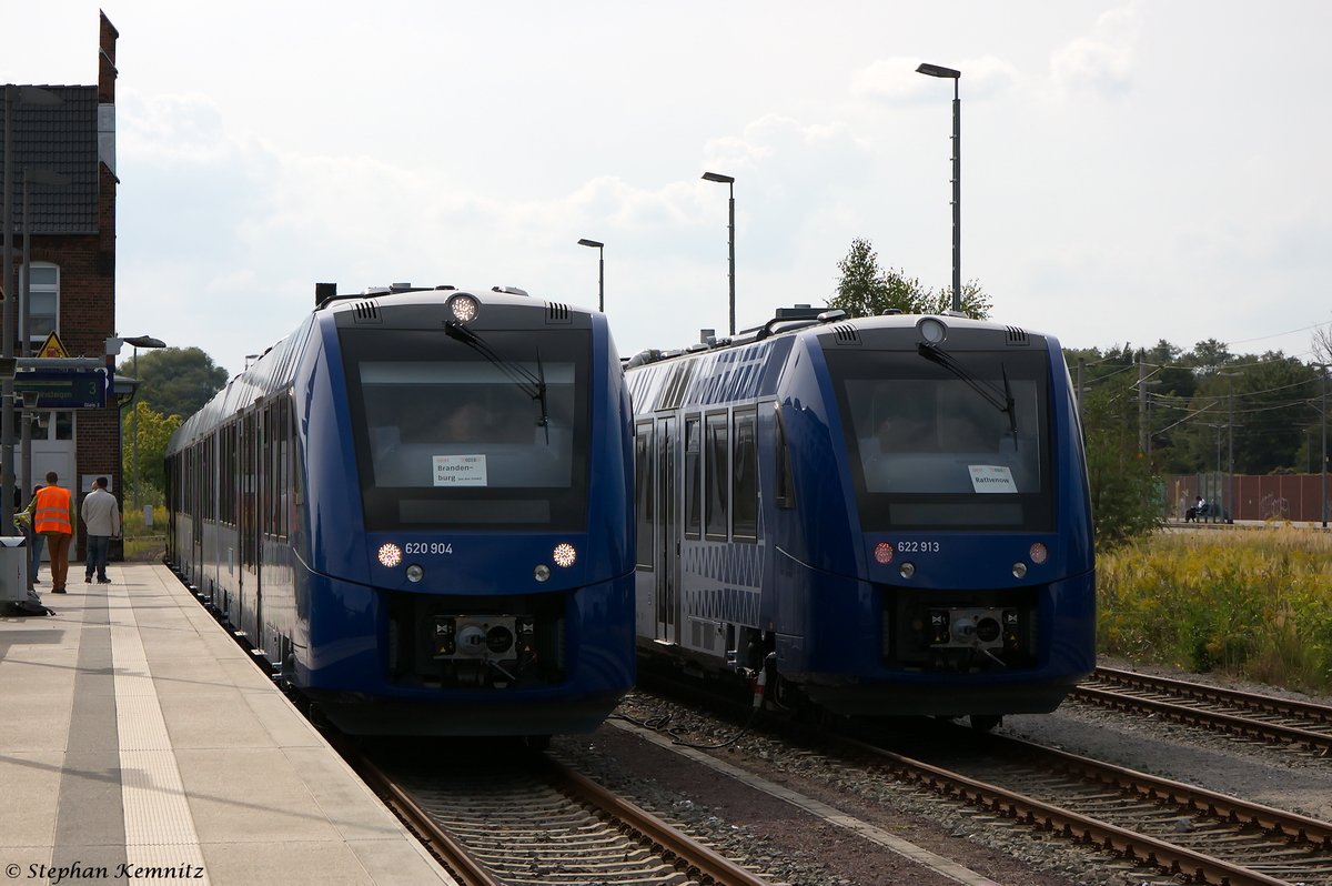 620 904-2 vlexx GmbH als RB51  ODEG  (RB 68868) von Brandenburg Hbf nach Rathenow, bei der Einfahrt in Rathenow. Zur gleichen Zeit ruhte sich 622 913-1 etwas aus. 26.08.2014 