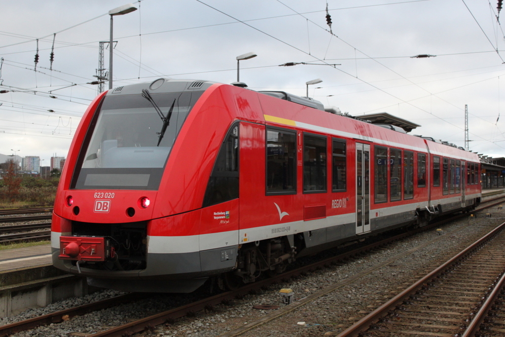 623 020-4 stand am Nachmittag des 22.11.2015 im Rostocker Hbf als berfhrung nach Gstrow/Lbeck