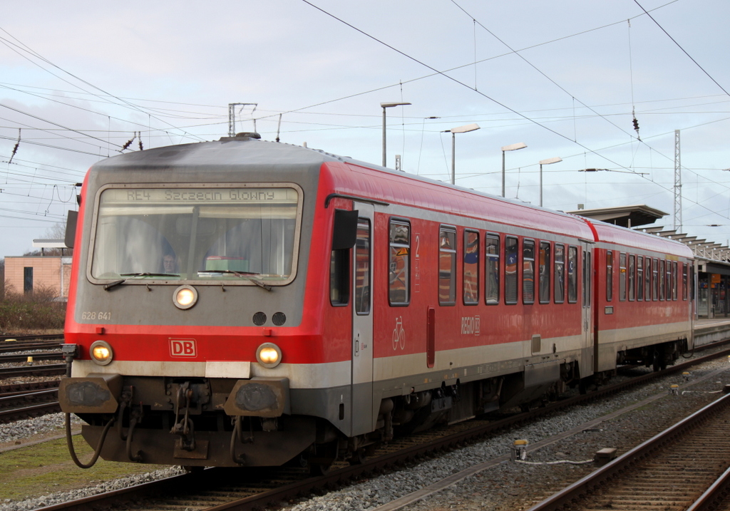 628 641-2 als RE 4 von Rostock Hbf nach Szczecin Glowny kurz vor der Ausfahrt im Rostocker Hbf.04.01.2015