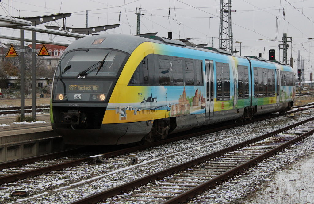 642 040 als RB 13232 von Graal-Müritz nach Rostock Hbf bei der Einfahrt im Rostocker Hbf.10.12.2022