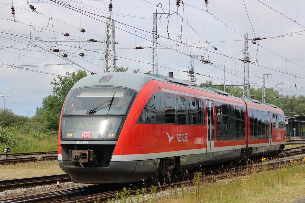 642 053 als RB12 von Rostock Hbf nach Graal-Müritz bei der Ausfahrt im Rostocker Hbf.21.06.2020