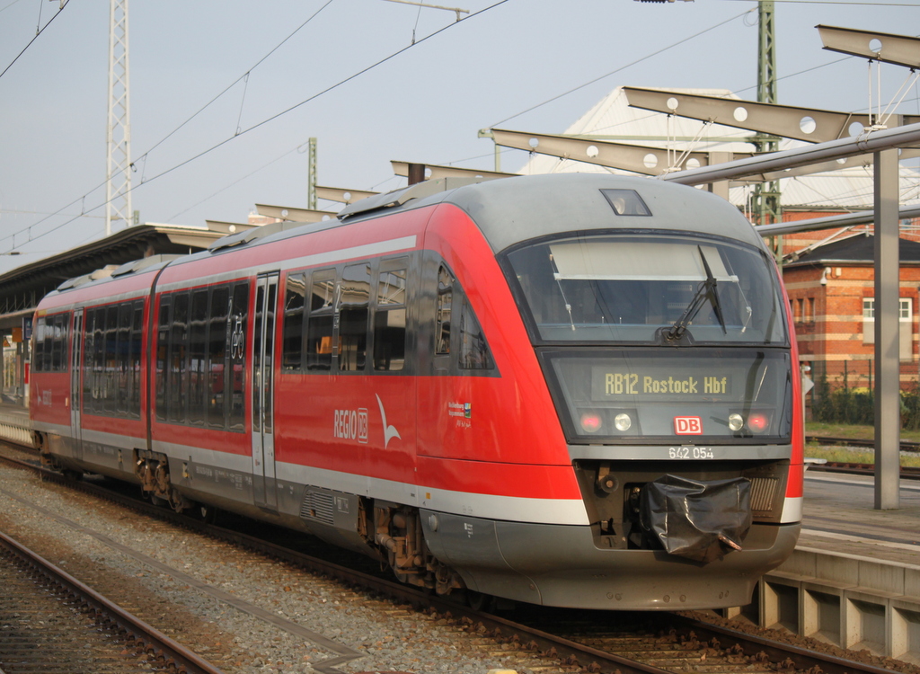 642 054-0 als RB12(RB 13230)von Graal-Mritz nach Rostock Hbf bei der Einfahrt gegen 09:32 Uhr im Rostocker Hbf.23.11.2014