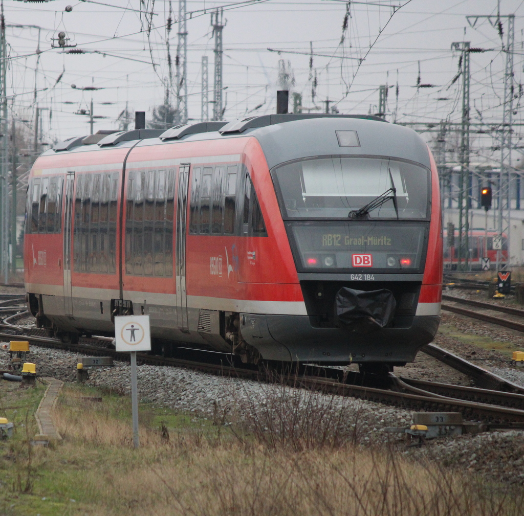 642 184 als RB 12 von Rostock Hbf nach Graal-Müritz bei der Ausfaht im Rostocker Hbf.14.02.2020