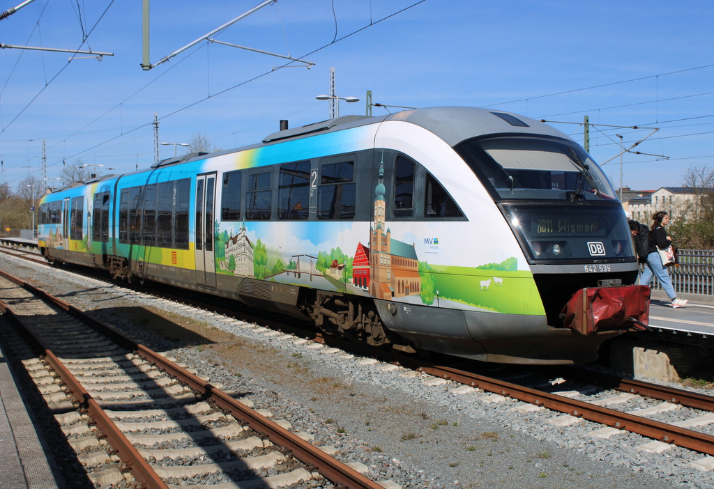 642 539 stand am Mittag als RB11(Rostock-Wismar)im Rostocker Hbf.04.04.2025