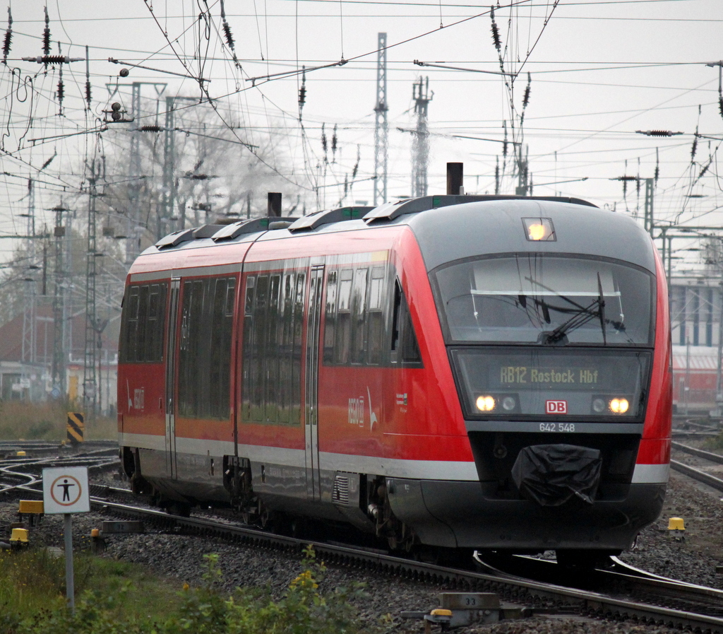 642 548 als RB 12 von Graal-Mritz nach Rostock Hbf bei der Einfahrt im Rostocker Hbf.25.10.2014