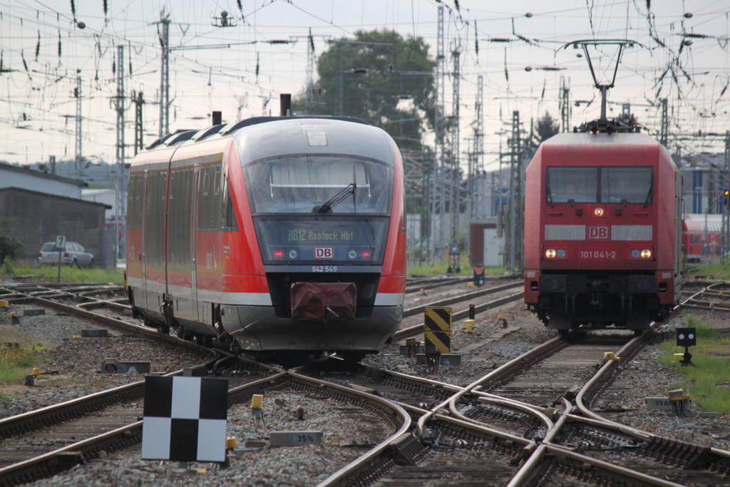 642 549 als RB12(RB 13231)von Rostock Hbf nach Graal-Mritz bei der Ausfahrt im Rostocker Hbf.27.08.2016