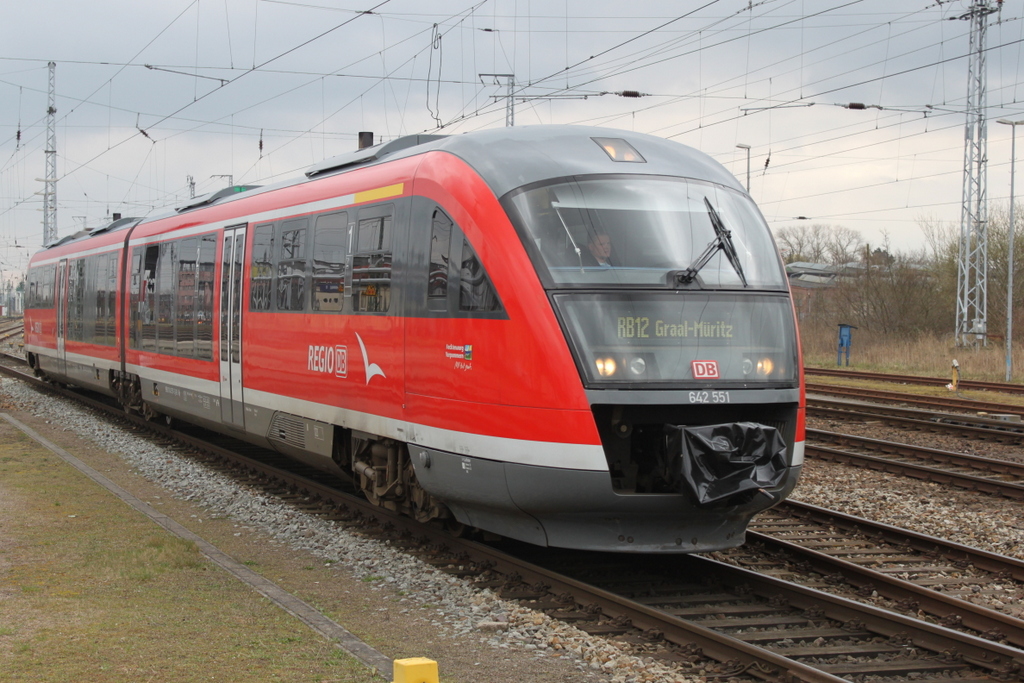 642 551 als RB 12 von Rostock Hbf nach Graal-Mritz bei der Bereitstellung im Rostocker Hbf.08.04.2016