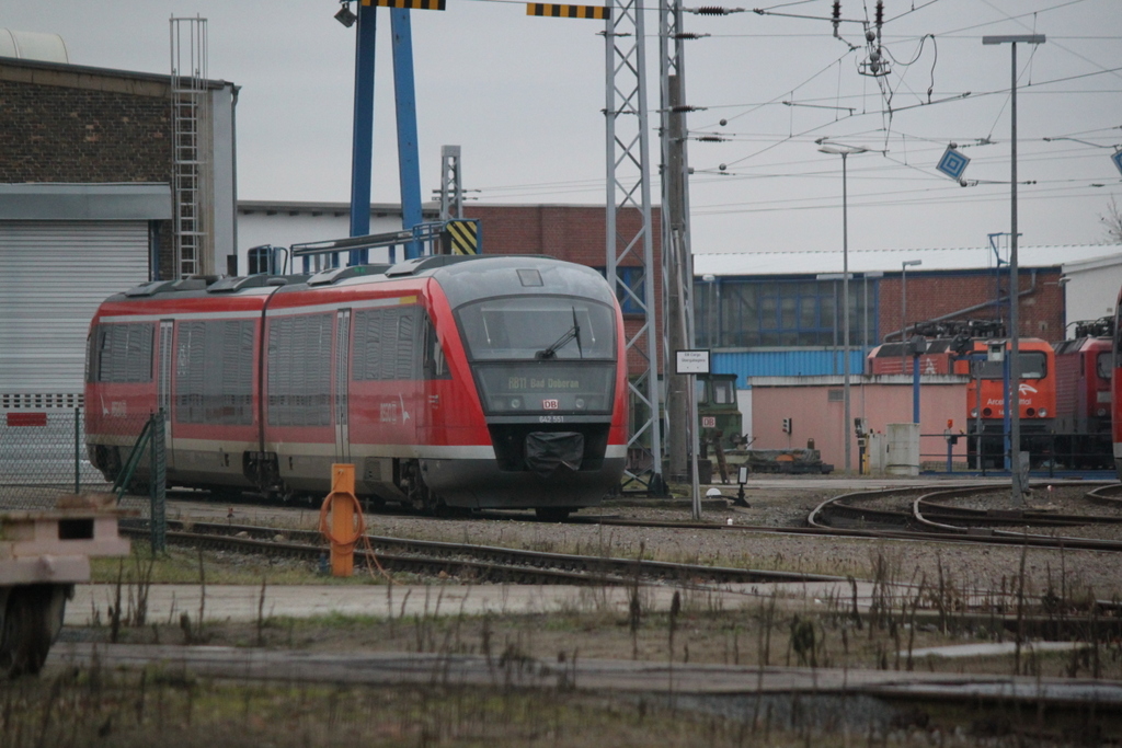 642 551 hatte am 04.12.2016 im BW Rostock Hbf Wochenend-Ruhe weiter hinten stand die 143 001 von ArcelorMittal.