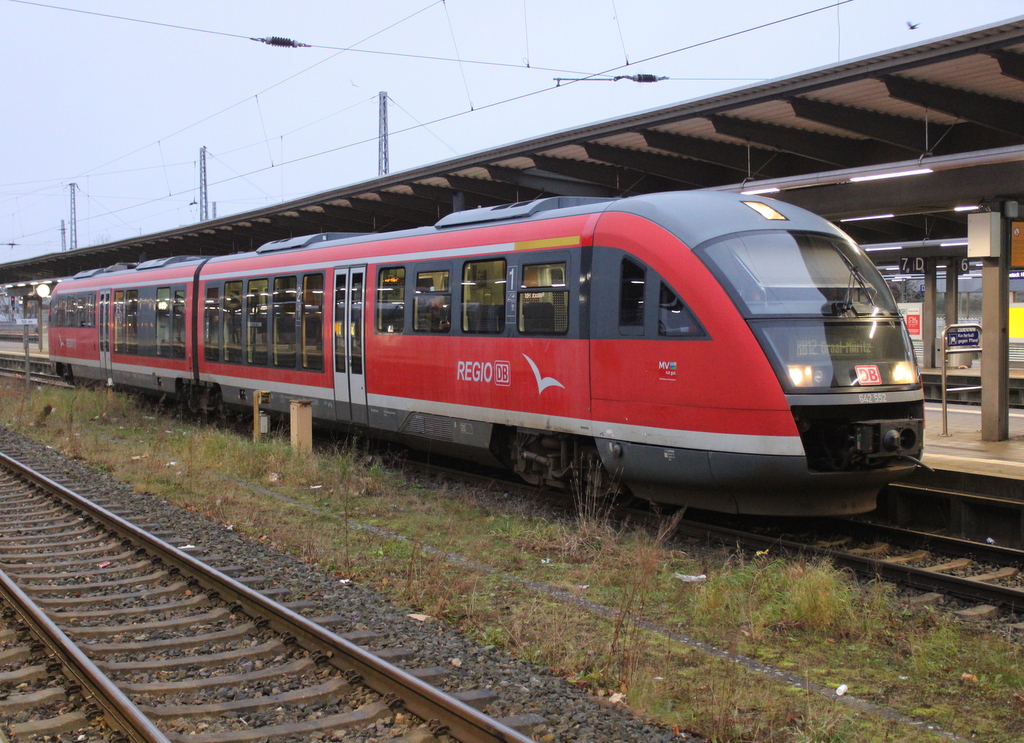 642 552 als RB 12 von Rostock Hbf nach Graal-Müritz kurz vor der Ausfahrt im Rostocker Hbf.